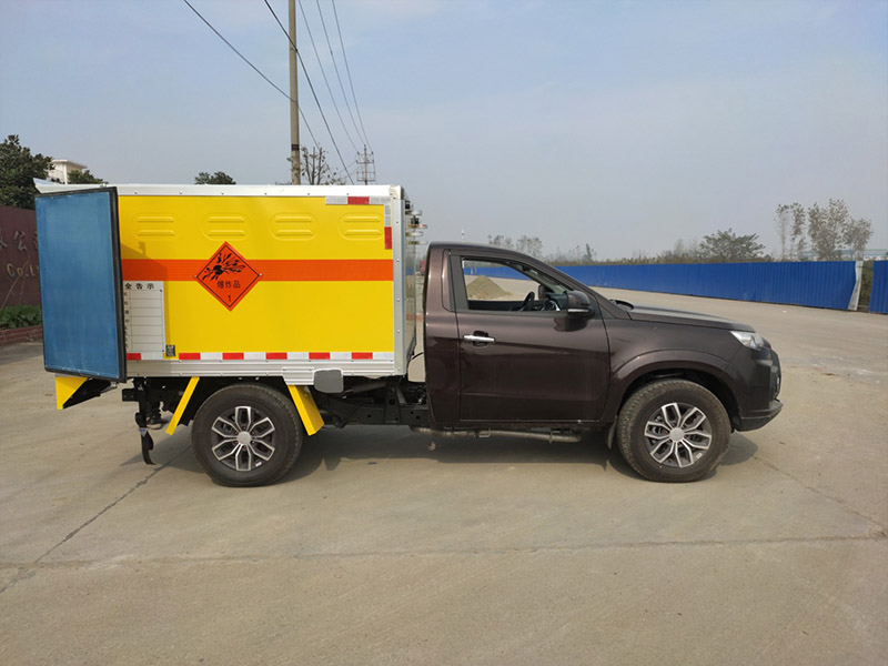 江鈴皮卡2.35米爆破器材運輸車