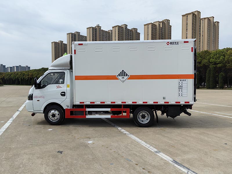 廂式東風(fēng)大途逸 氣剎斷氣剎 4米危險(xiǎn)品廂式運(yùn)輸車